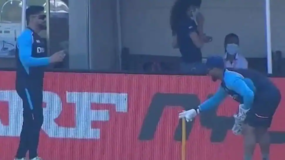 T20 World Cup 2021: MS Dhoni provides wicketkeeping classes to Rishabh Pant all the absolute best diagram thru India vs Australia warm-up match, take a look at VIRAL video