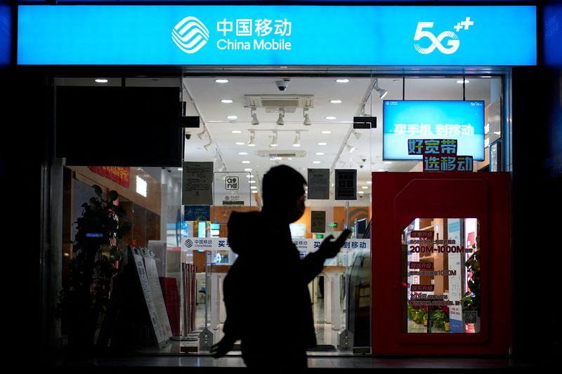 China Mobile shares edge larger in Shanghai debut