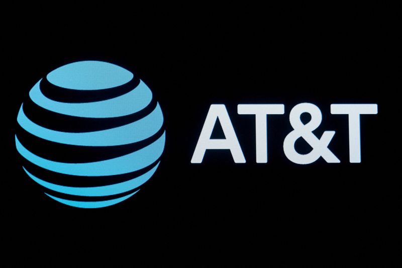 AT&T leads bidders in $22.5 billion U.S. spectrum public sale