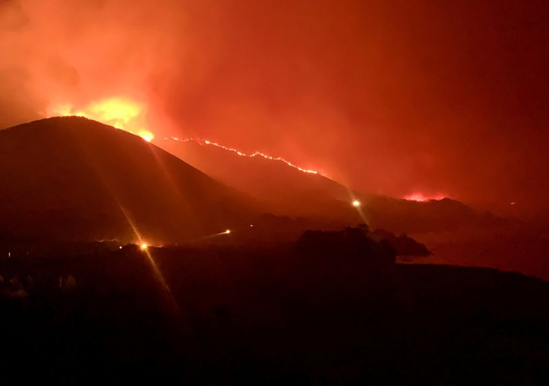 California wildfire triggers evacuations, closes freeway