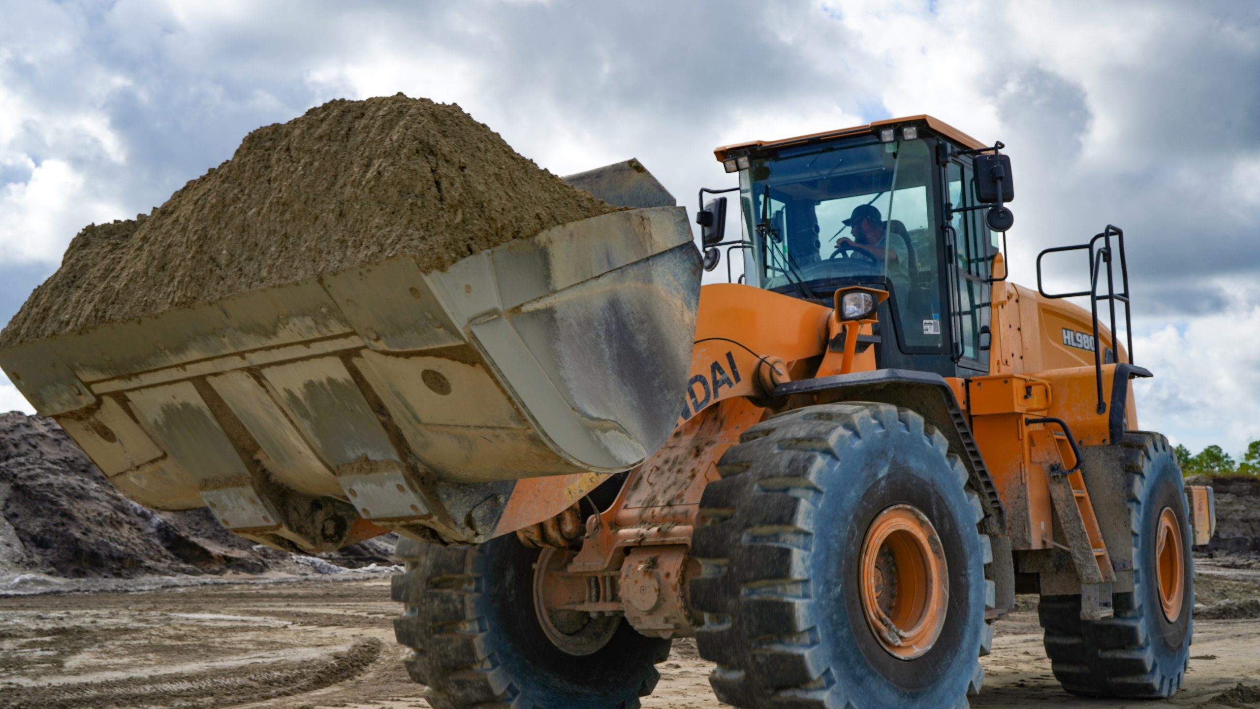 Why the HL980 Hyundai Wheel Loader with Deep Tread Rock Tires Is Splendid for Shell Mining
