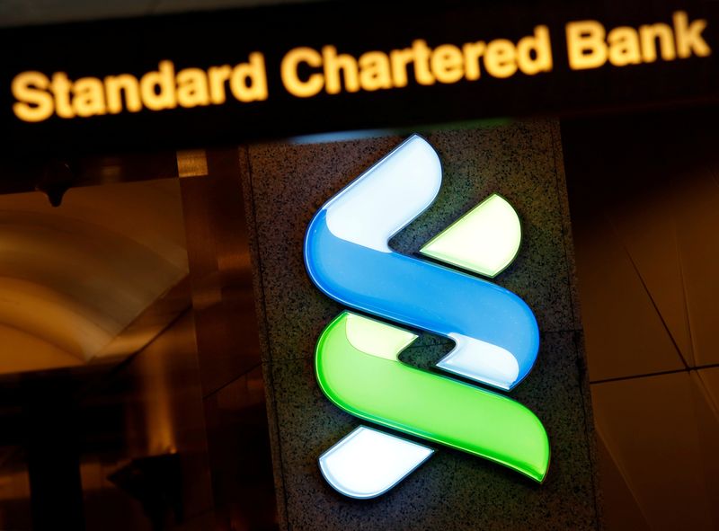 StanChart pay plans for high bosses wander; sizeable minority mumble