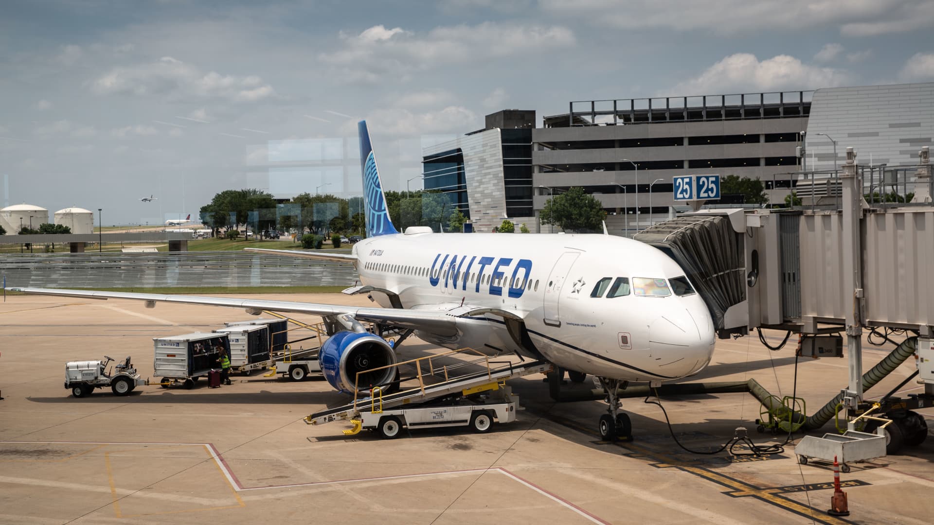 United Airlines, pilots’ union to renegotiate contract after remaining deal confronted opposition