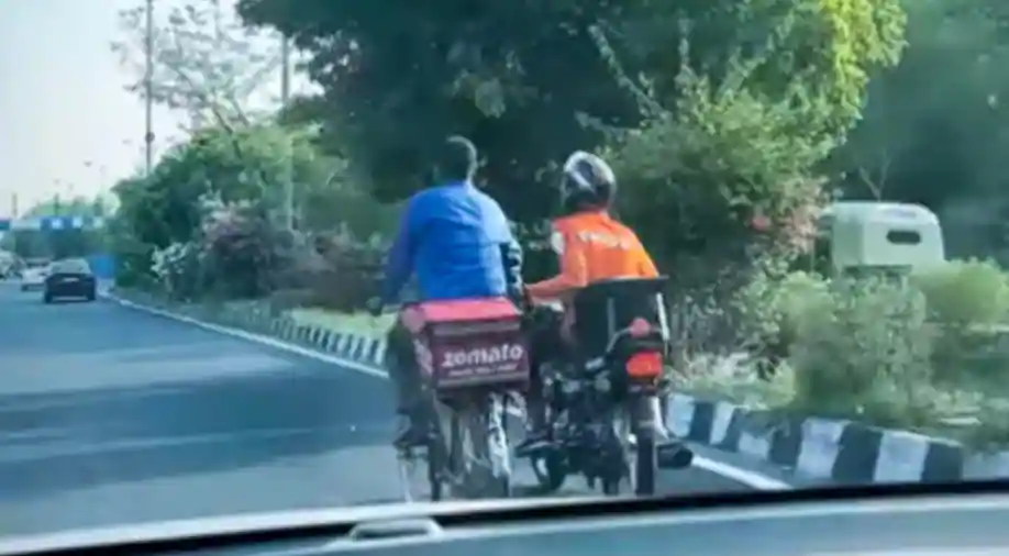Not seemingly camaraderie: Swiggy shipping boy serving to Zomato counterpart leaves netizens impressed