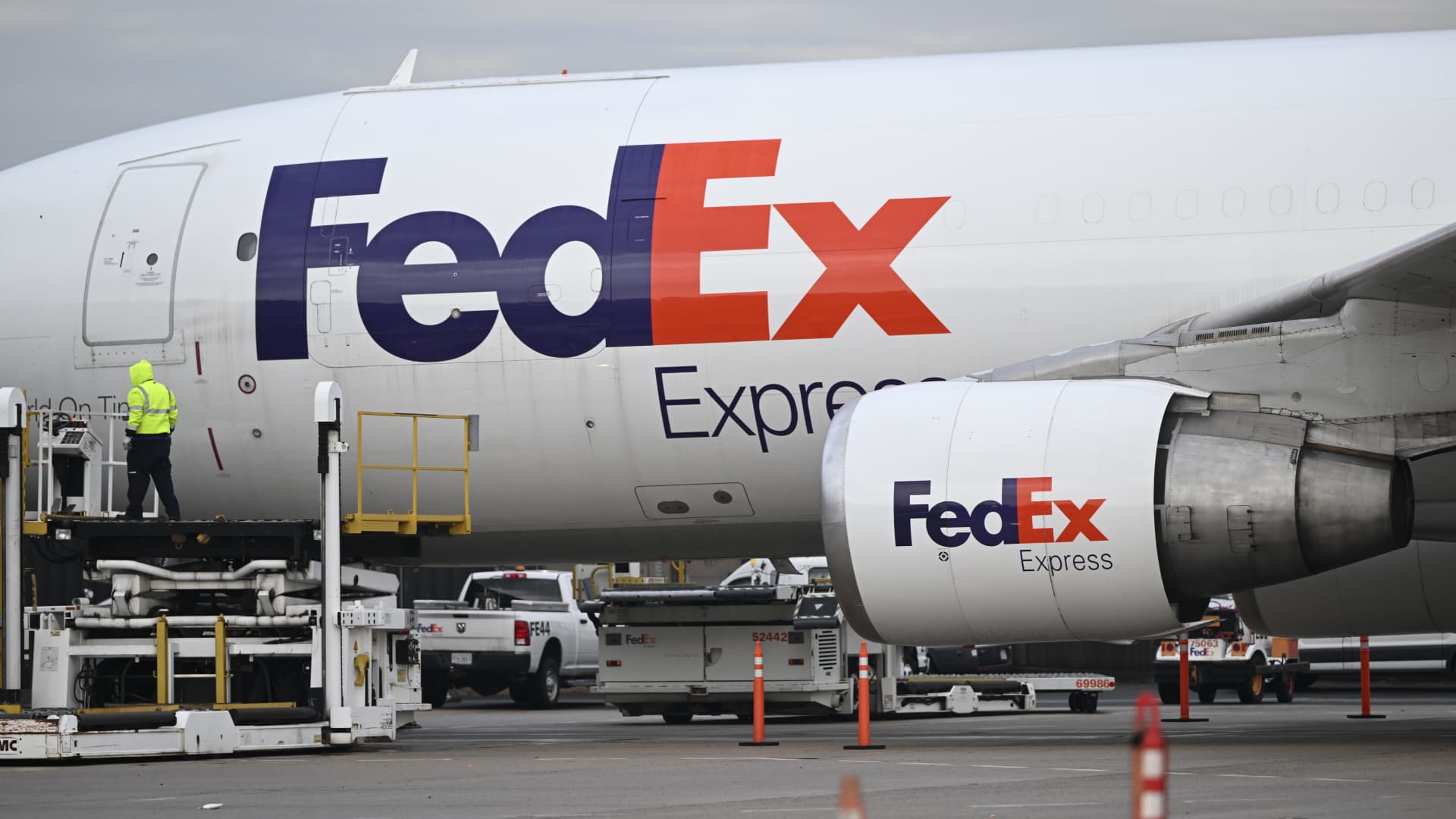 FedEx hikes 2023 earnings forecast as value-cutting initiatives endure fruit