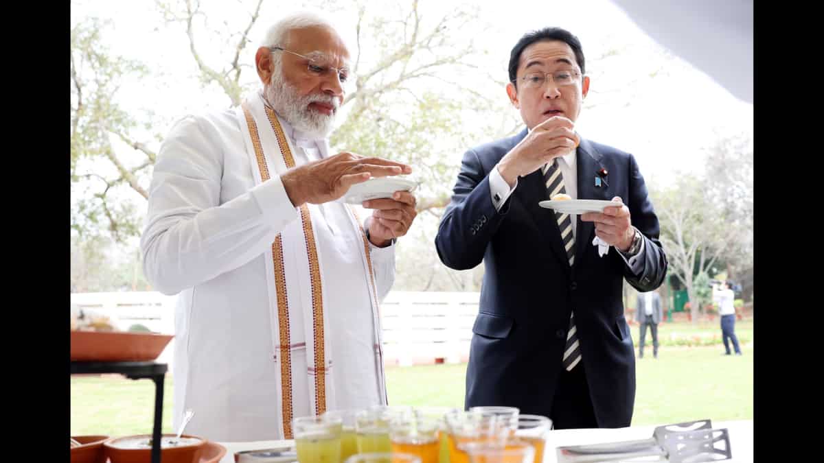 Look | India: Jap Top Minister tries ‘golgappe’ with PM Modi in Delhi