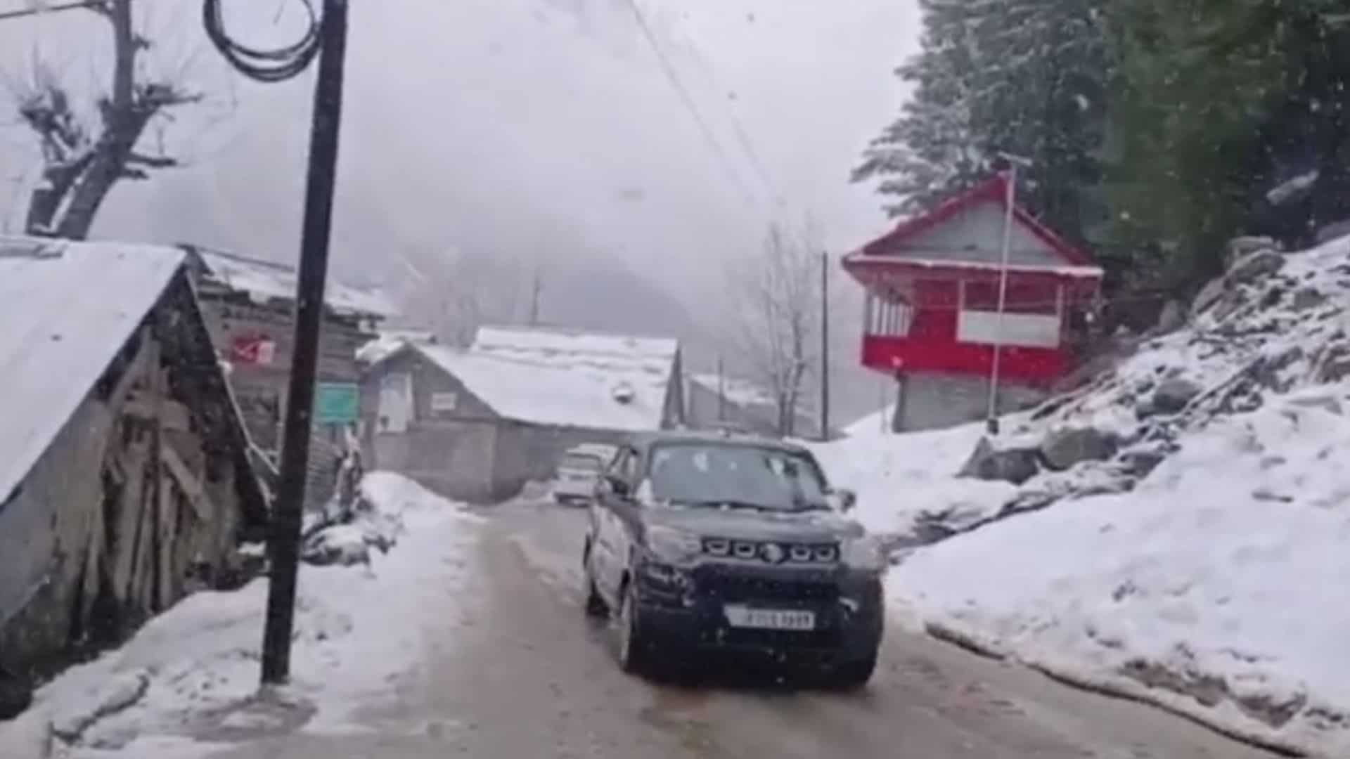 Kashmir’s increased reaches compile new snow fall; avalanche hits Zojila
