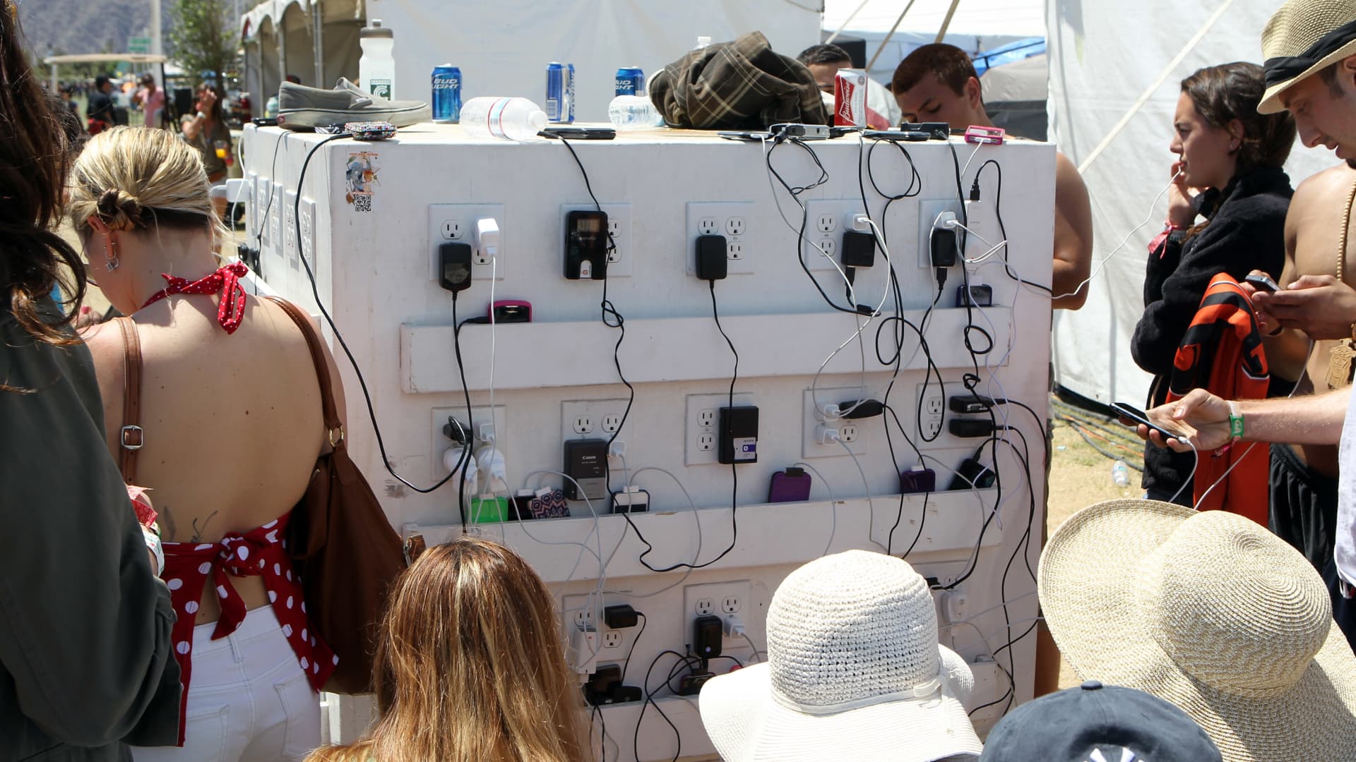 FBI warns in opposition to the utilization of public cellular phone charging stations