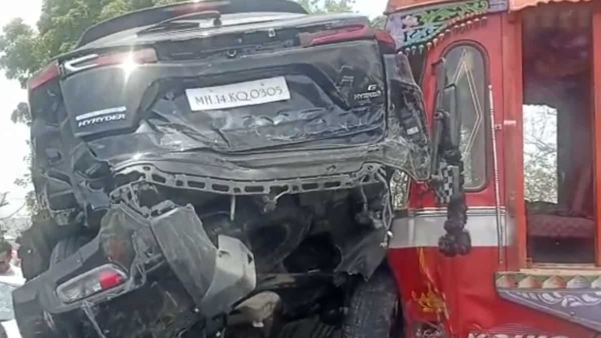 India: Pile-up after truck hits 12 autos following damage failure on Mumbai-Pune Expressway
