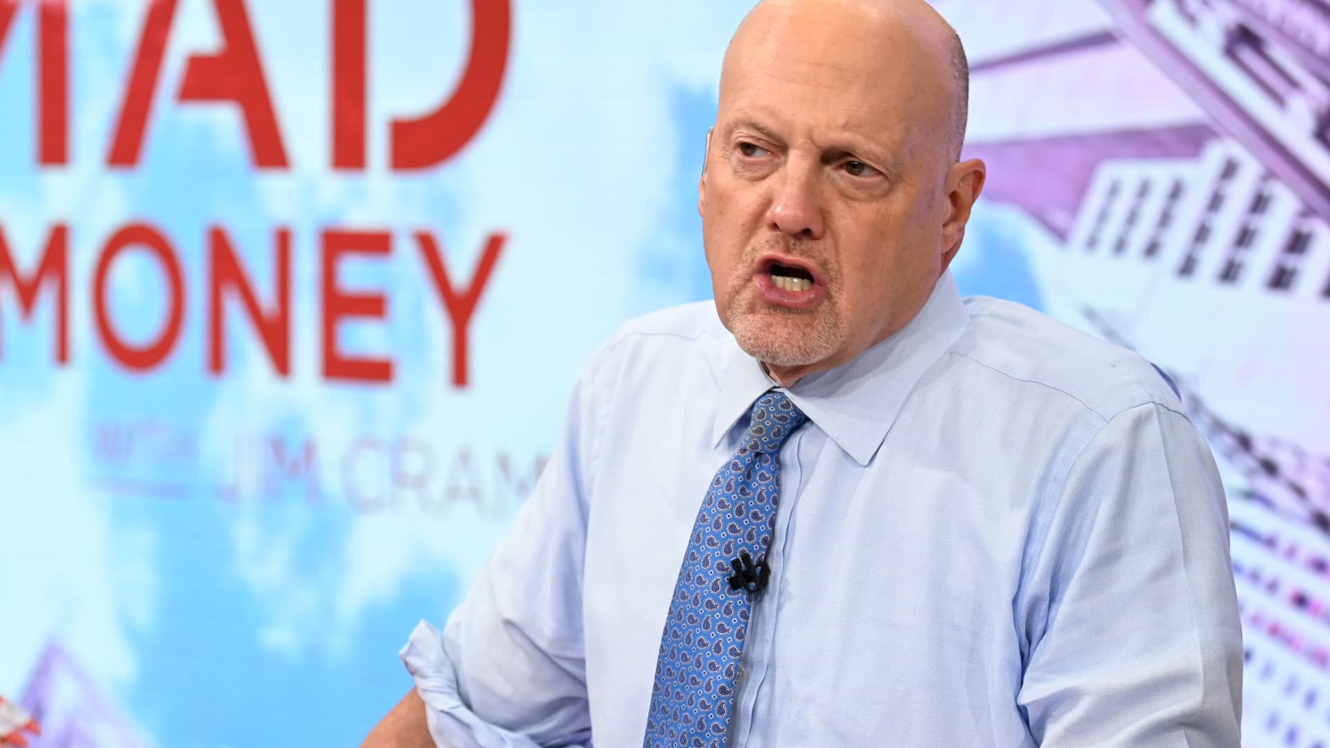 A series of outperforming stocks comprise bucked macro traits, Jim Cramer says