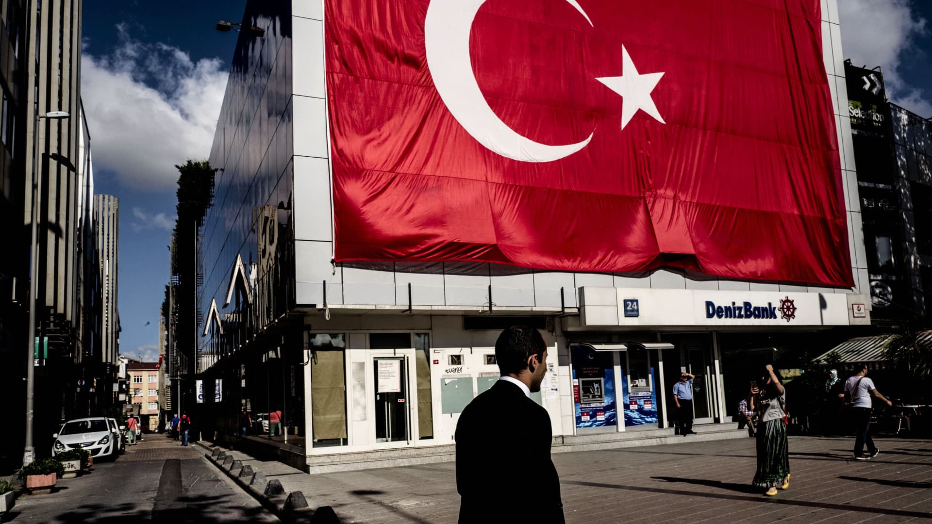 As Turkey heads to the polls, currency merchants are bracing for absolute chaos