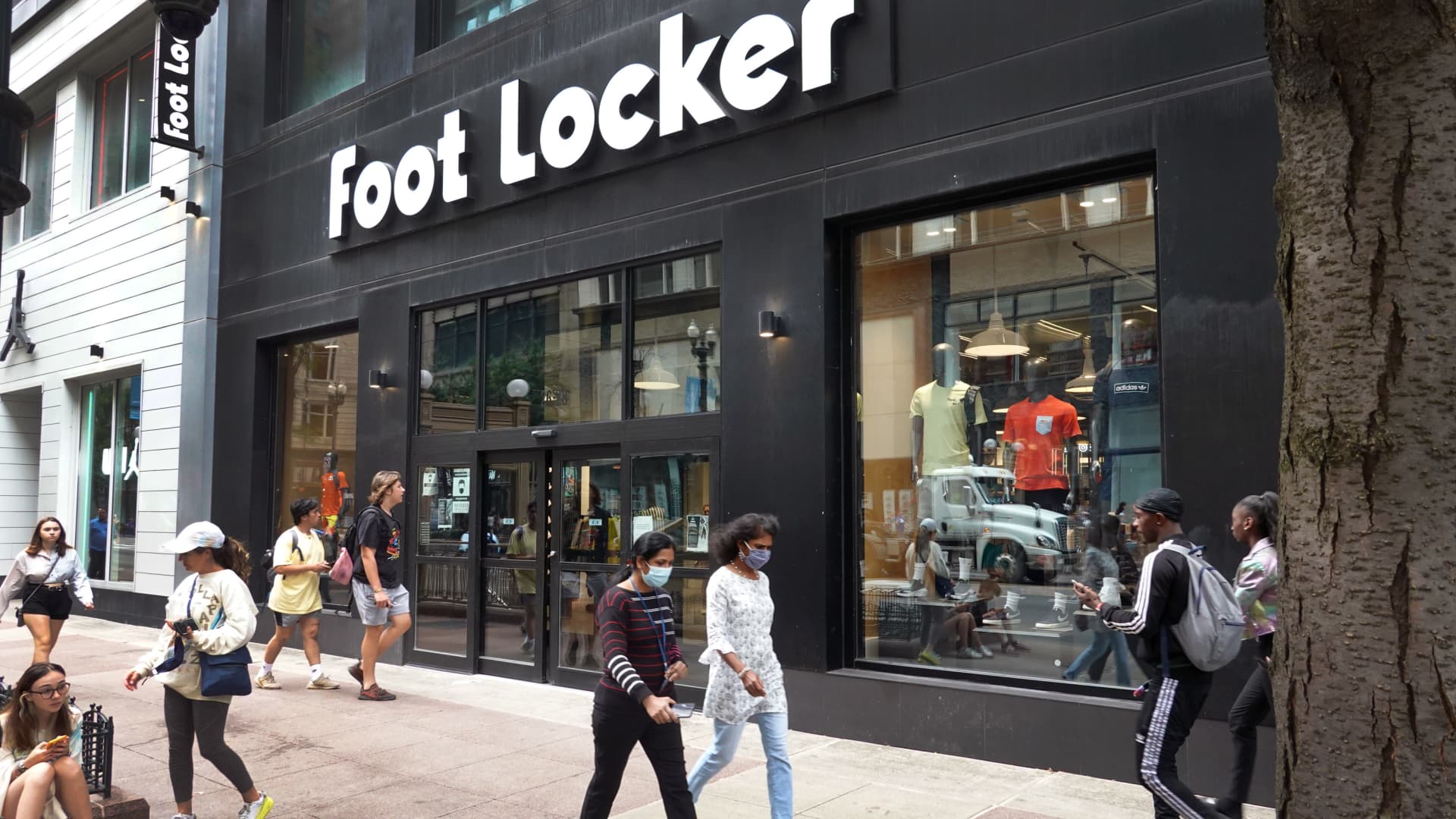 Foot Locker’s 27% fall, steering decrease could well presumably moreover signal danger forward for utterly different outlets