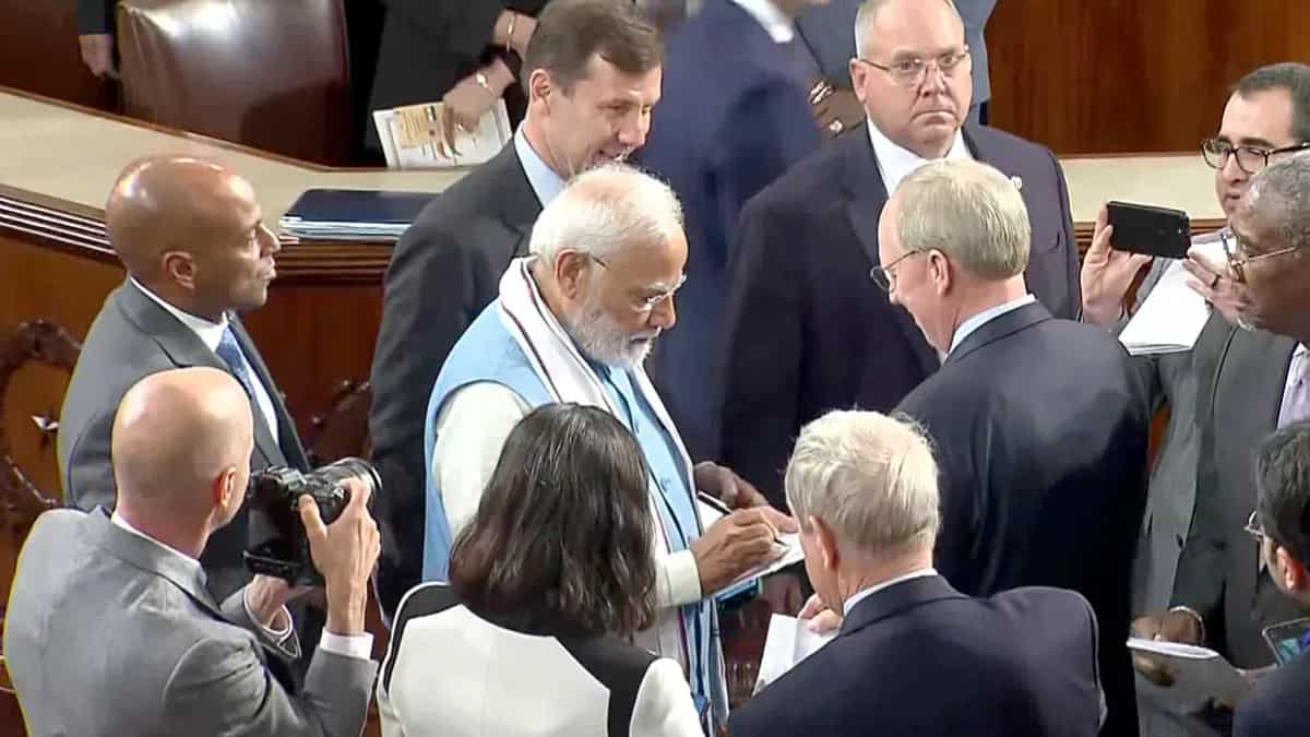 US lawmakers elevate autographs, click selfies with PM Modi after joint address to Congress