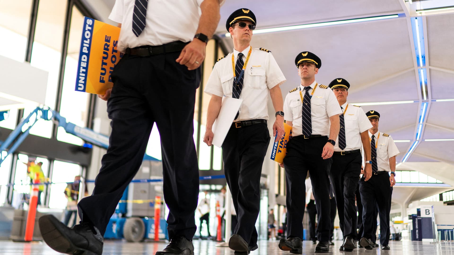 United reaches preliminary, 4-Three hundred and sixty five days labor take care of pilots, with as a lot as 40% raises