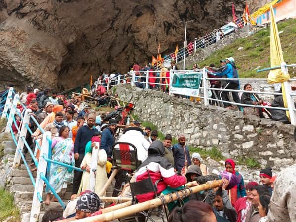 Over 300,000 pilgrims paid obeisance at Amarnath cave shrine in first three weeks