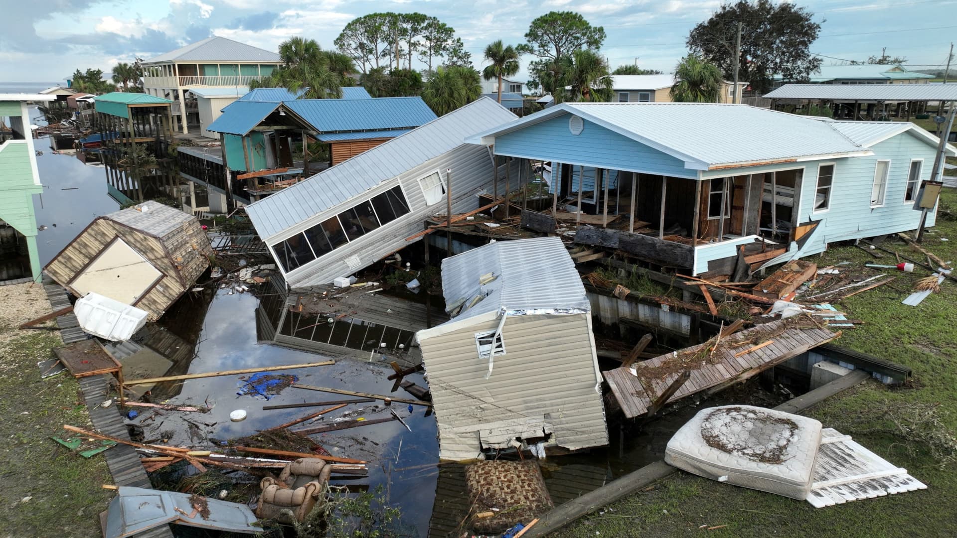Biden in Florida guarantees to rebuild, calls on Congress to present more FEMA funding