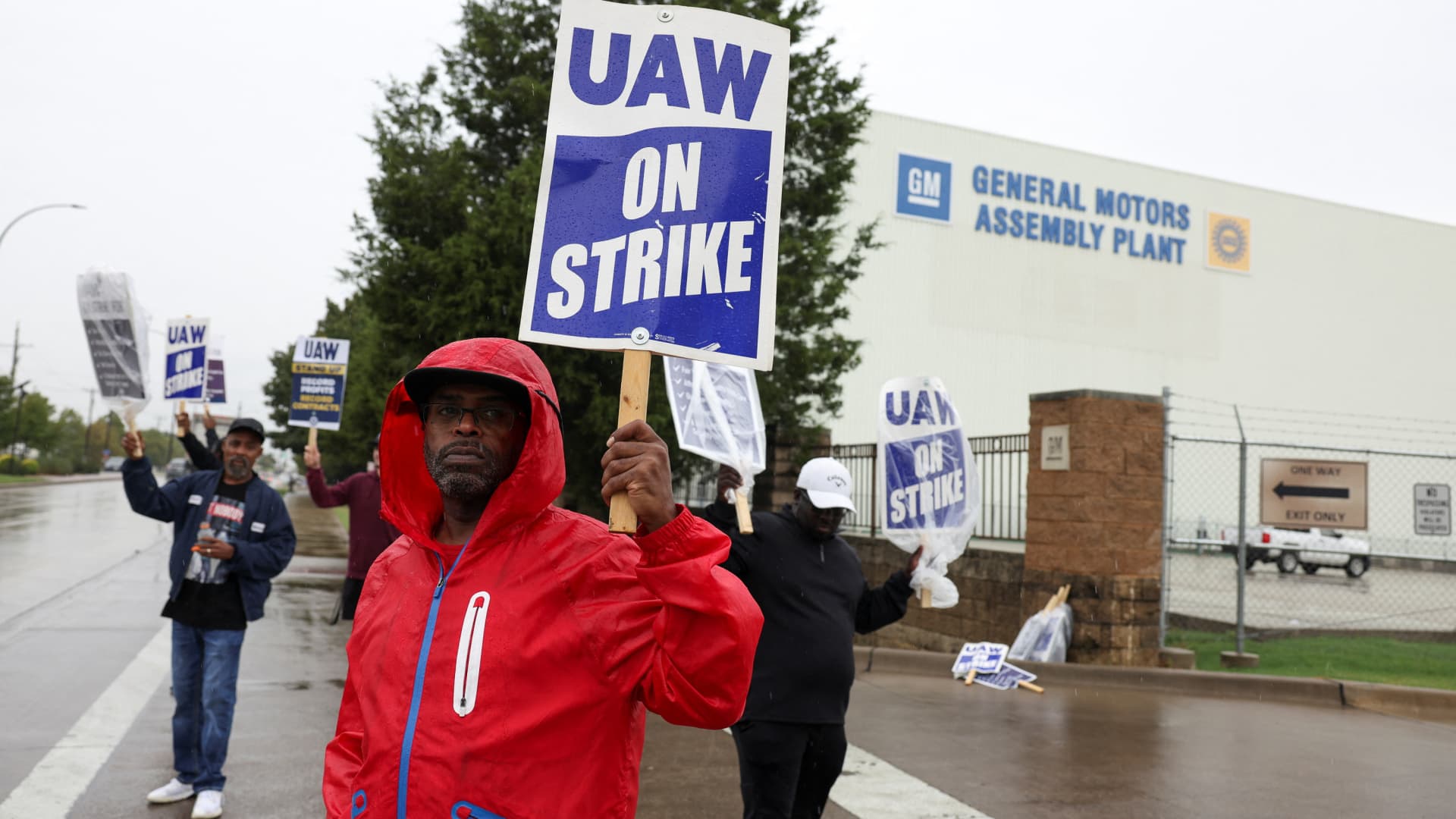 UAW in tentative deal to total labor strike with Stellantis but expands its strike at Total Motors