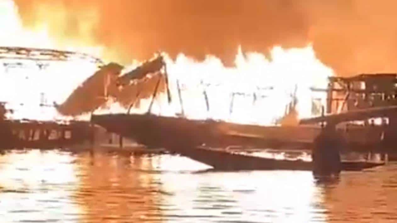 India: Massive fire at Srinagar’s Dal Lake destroys several houseboats
