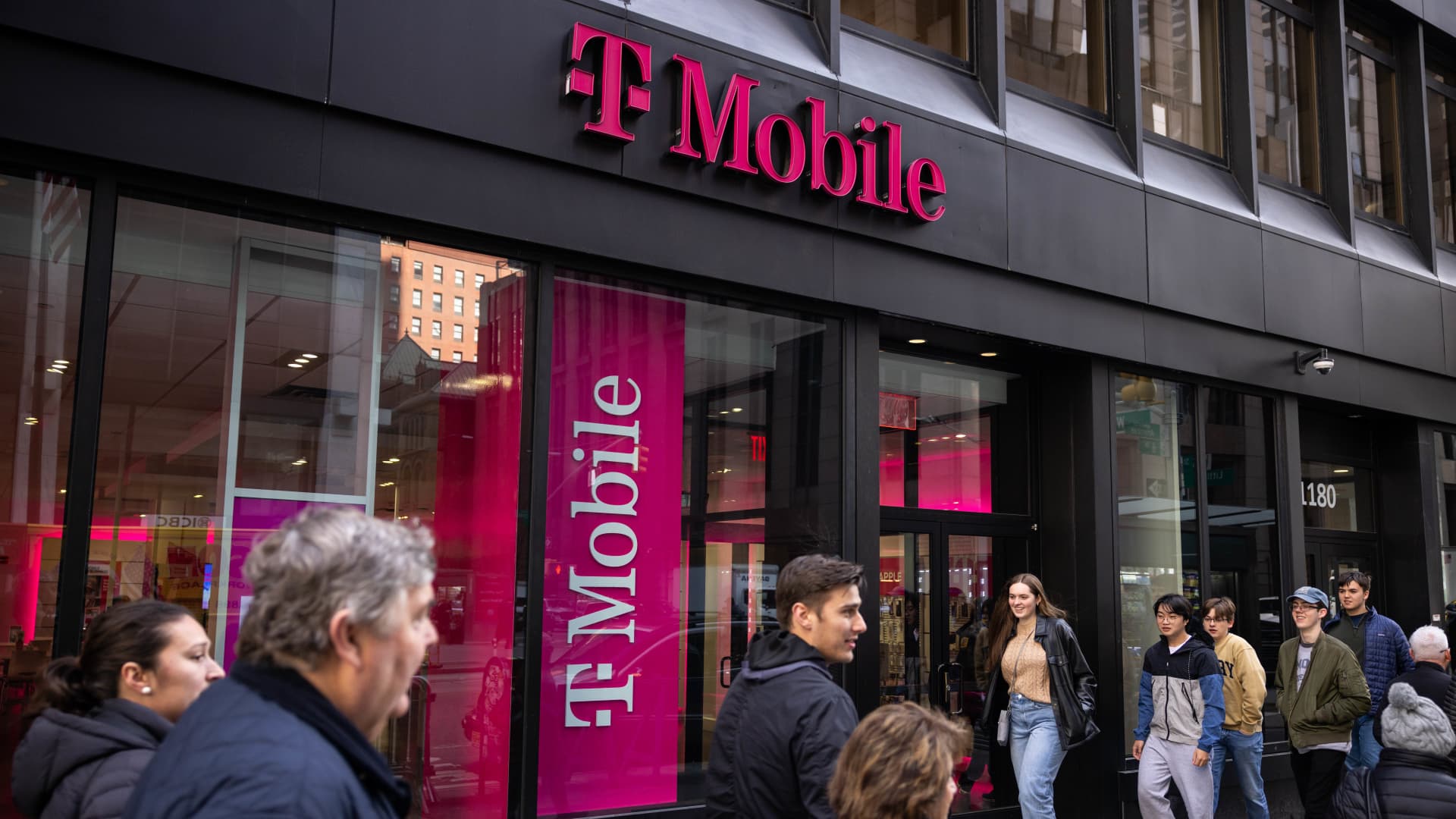 T-Mobile sued after employee stole nude photos from buyer phone for the length of trade-in