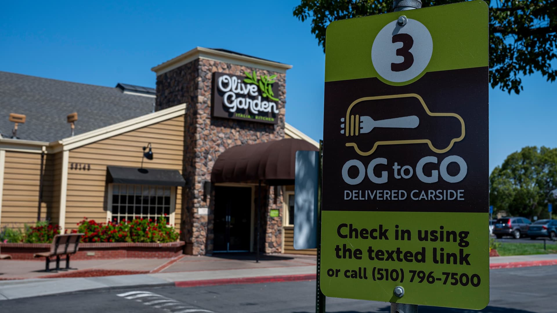 Olive Backyard owner Darden beats earnings estimates, hikes steering as gross sales climb