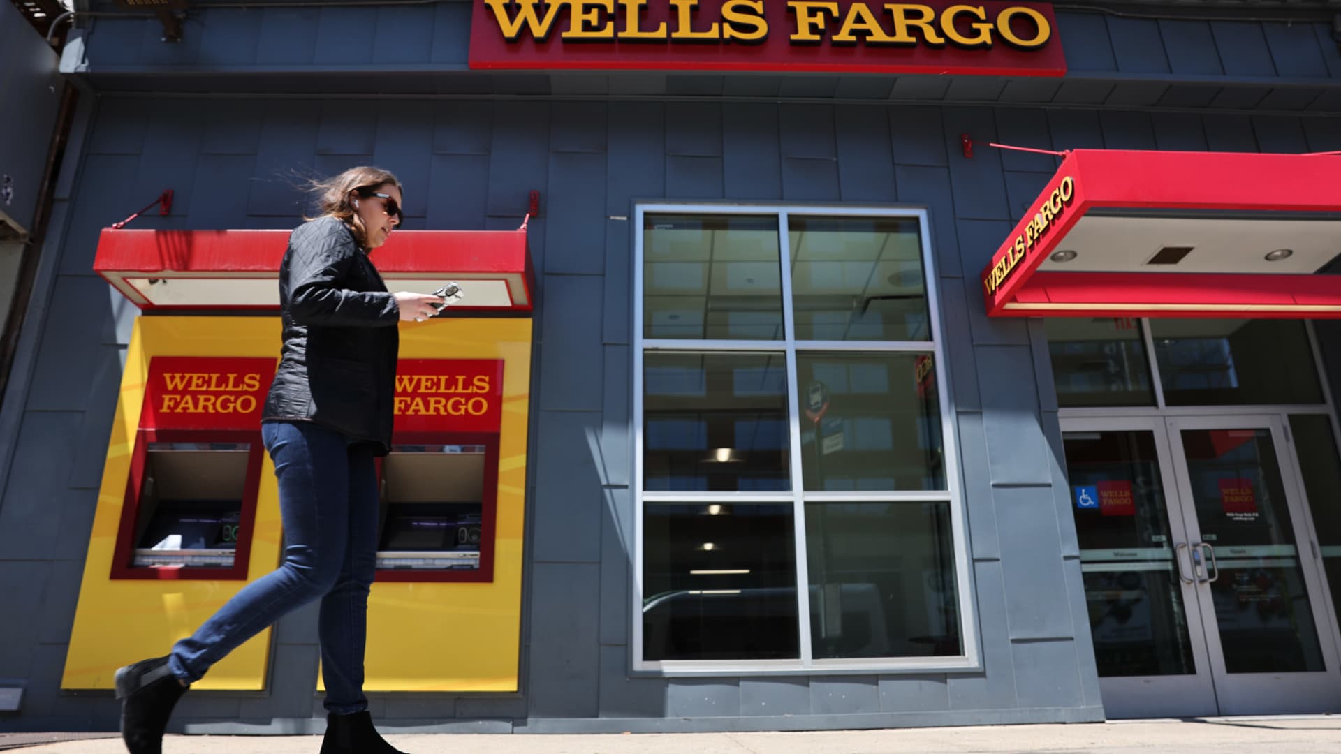 Lawmakers praise workers for landmark Wells Fargo union branch vote in New Mexico
