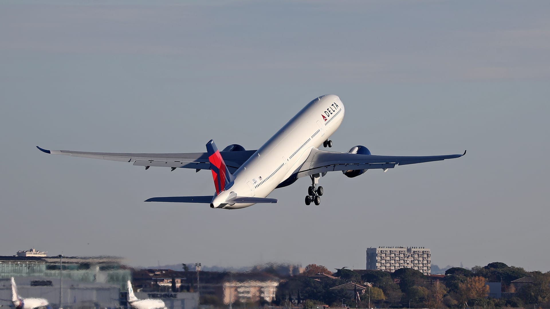 Delta extra than doubles fourth-quarter profit, but trims 2024 earnings forecast