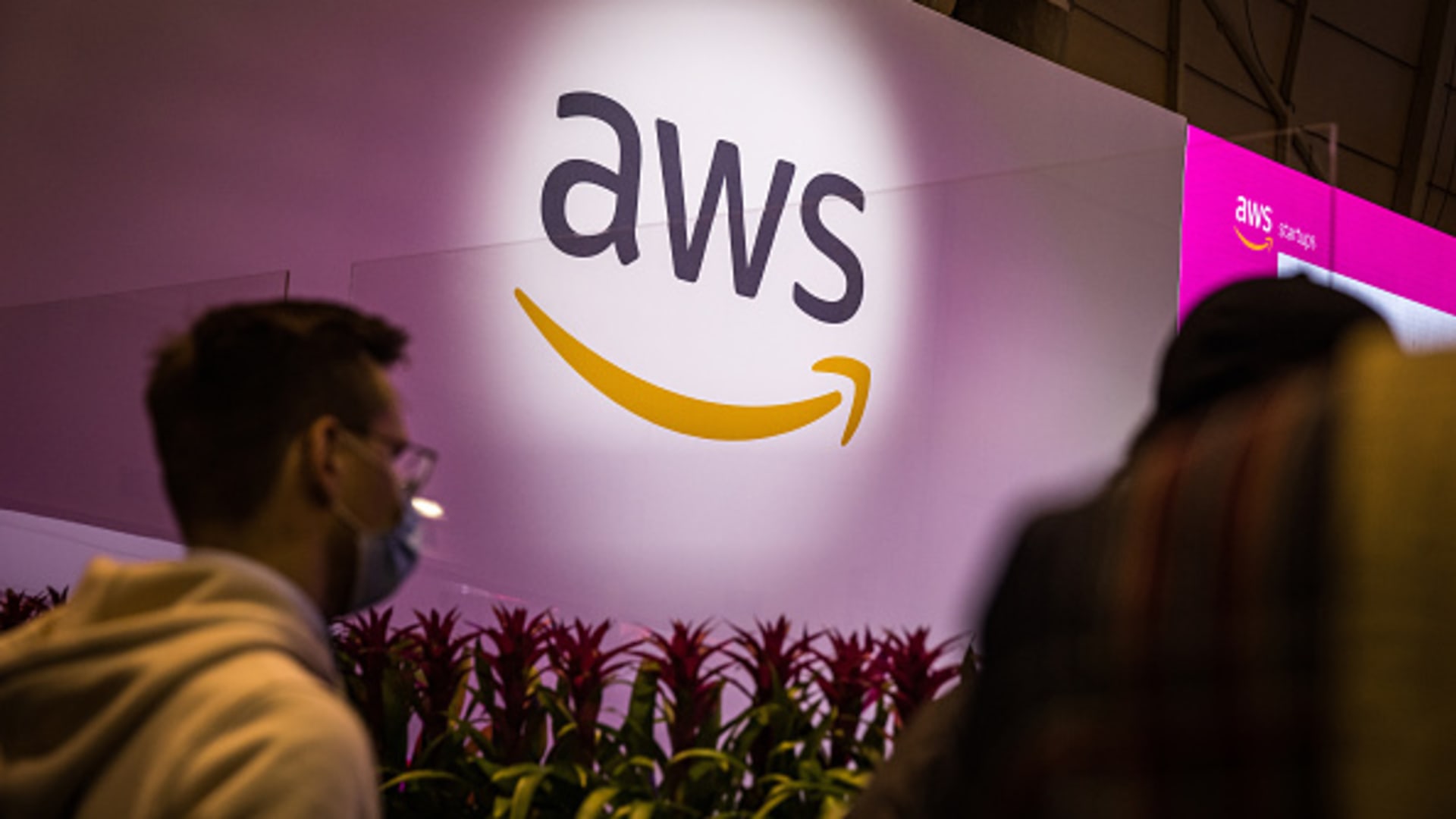 Amazon names logistics head as original AWS CFO