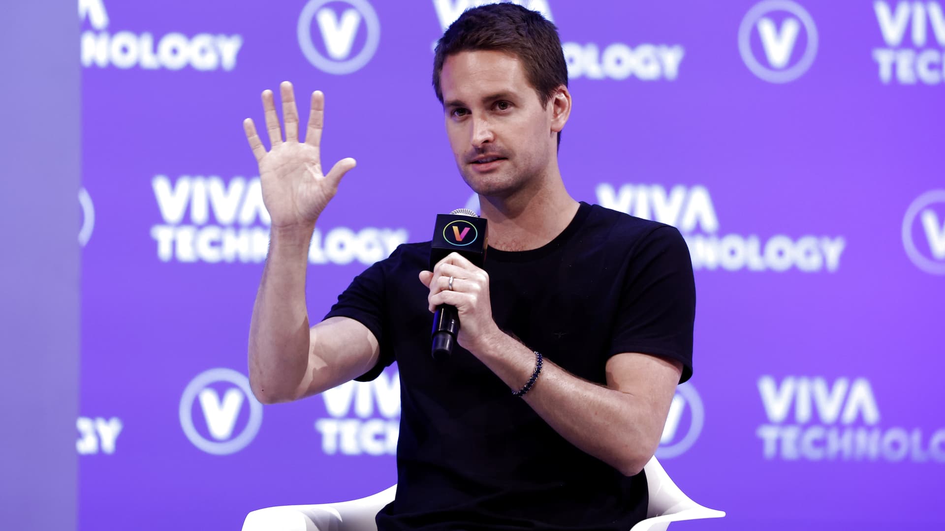 Snap plunges 30% on revenue miss and gentle steering, as company says Center East battle creates ‘headwind’