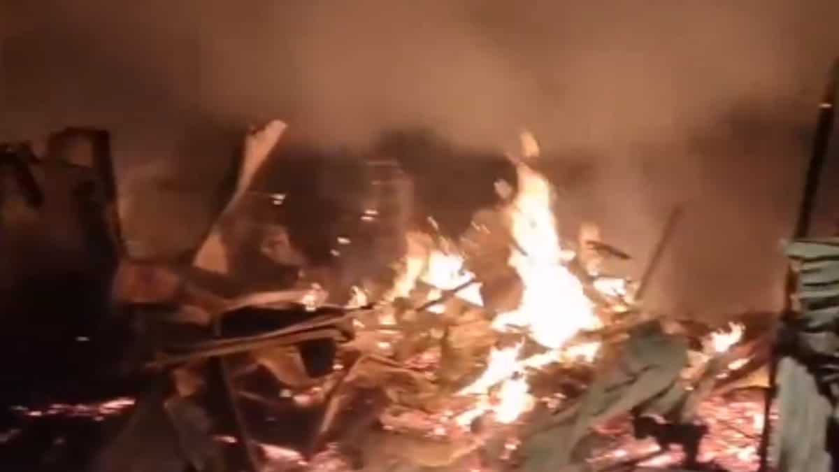 India: 15 homes gutted in giant fire in Mumbai, folks use buckets to place off blaze