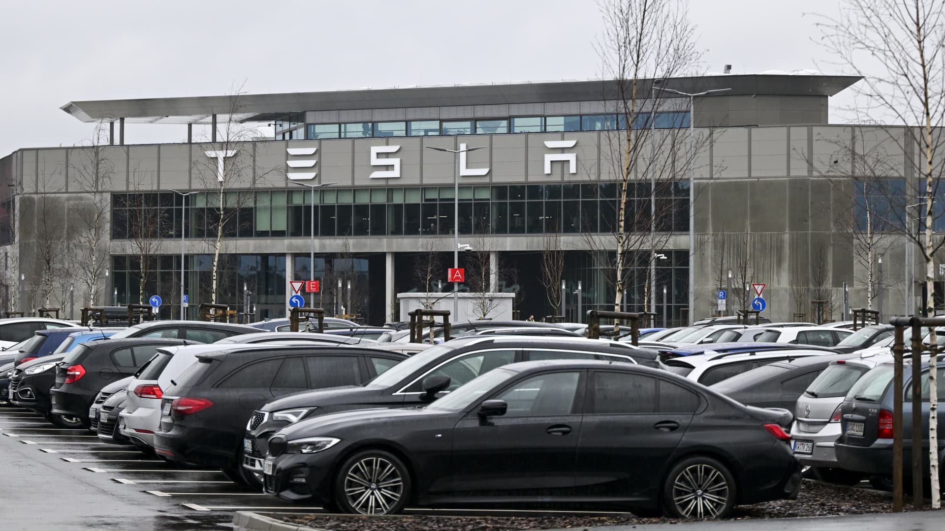 Tesla shares lunge 4.5% after suspected arson attack halts manufacturing at Berlin Gigafactory