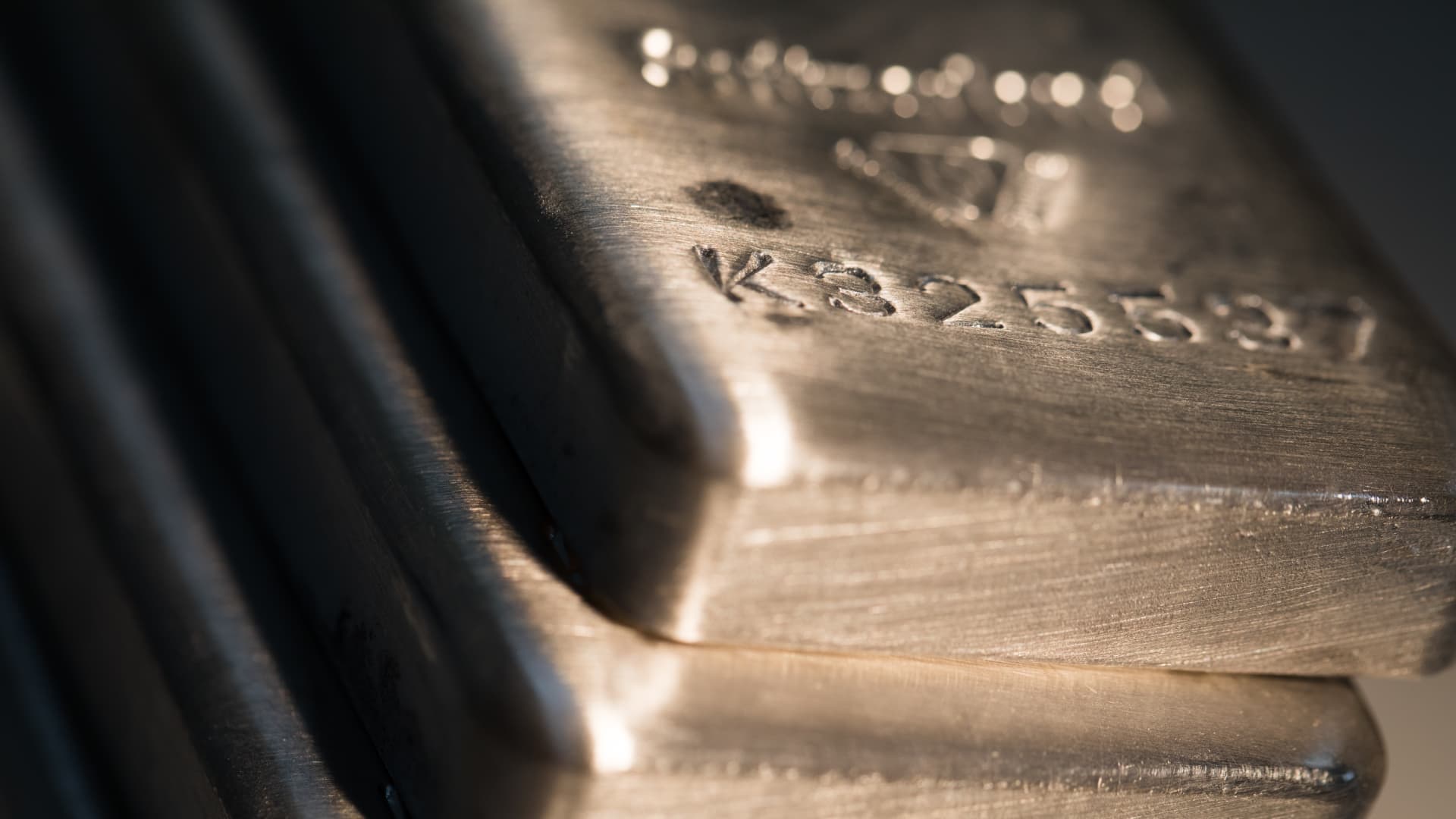 Gold costs would possibly perchance well perchance sustain mountain climbing — nonetheless analysts demand silver to grab the show ahead of long