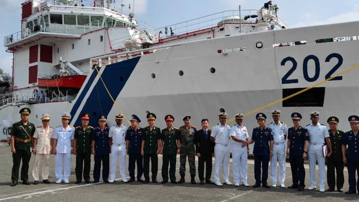 Indian Flee Guard Ship Samudra Paheredar visits Ho Chi Minh Metropolis