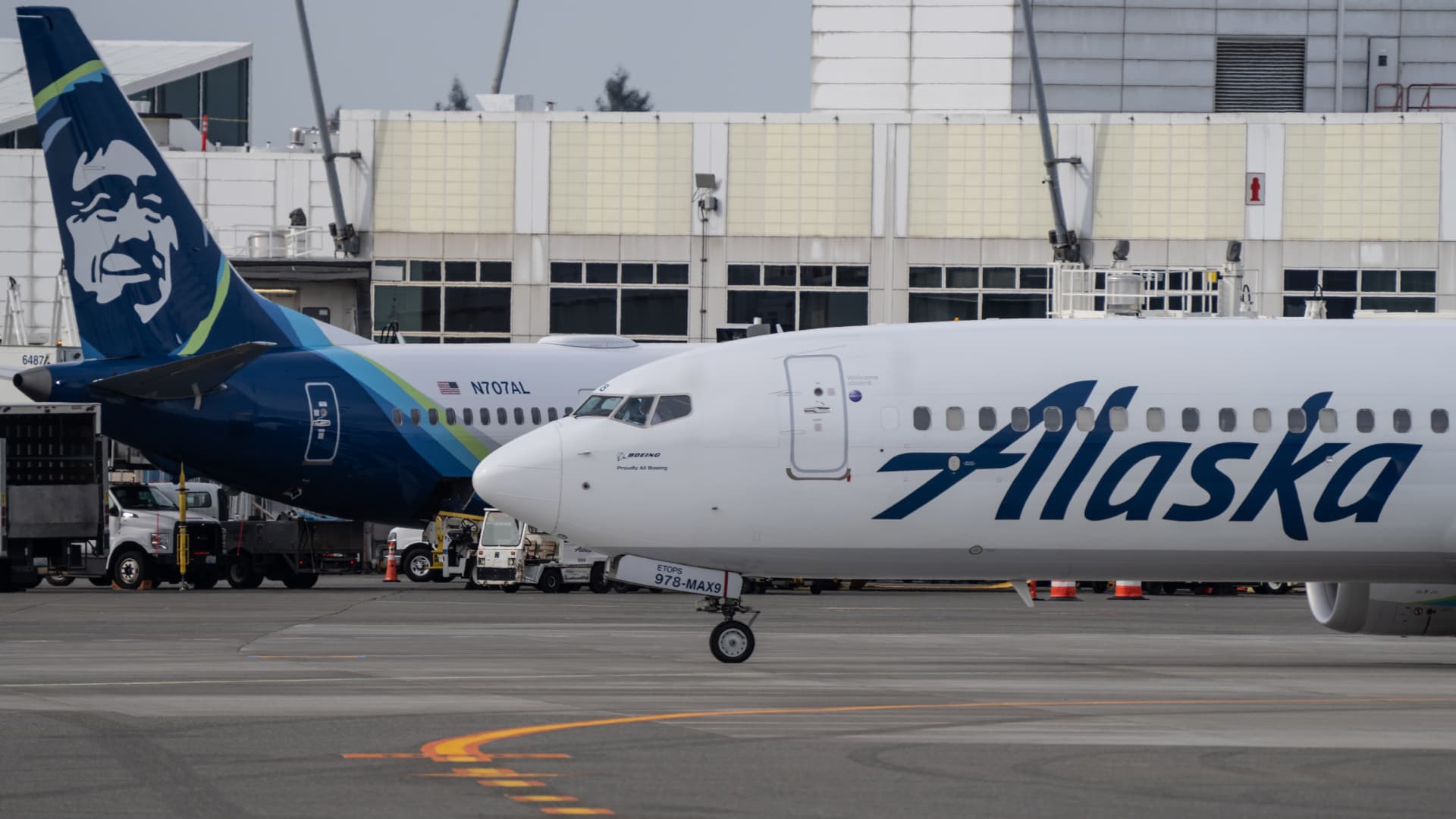 Alaska Airways 2024 forecast tops estimates after loss from Boeing Max grounding